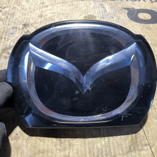 Емблема пред Радара B45F-51731 Mazda3 2014 2.0бен 121kW