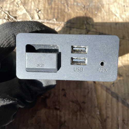 USB AUX порт D09H-669U0 Mazda CX3 4х4 77kW 1.5дизел 2015