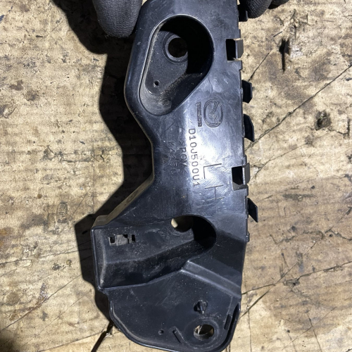 Държач Броня Ляво D10J500U1 Mazda CX3 4х4 77kW 1.5дизел 2015