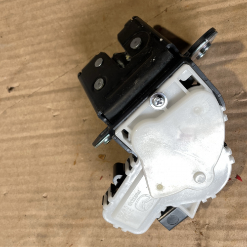 Брава Багажник C6728 Mazda3 2014 2.0бен 121kW