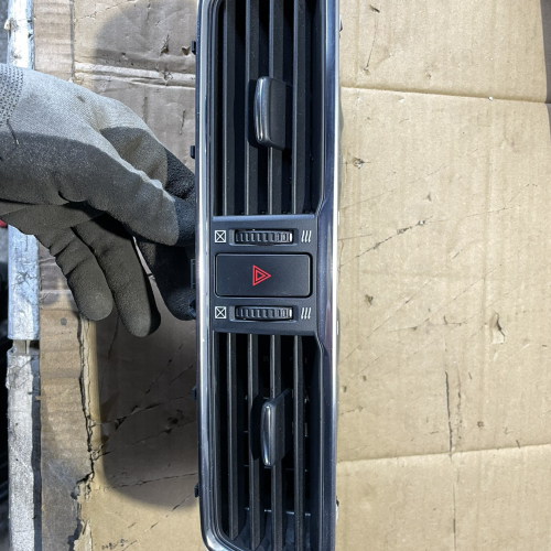 Решетка Вентилационни Отвори Арматурно Табло bhn1-6491x Mazda3 2014 2.0бен 121kW1x