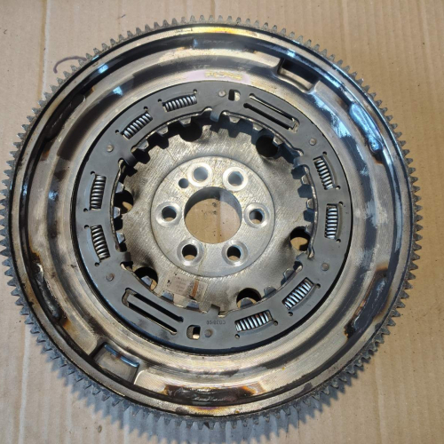 Демпферен Маховик 04E105266K Volkswagen Passat B9 1.5 eTSI 150кс 2024г Бензин Комби