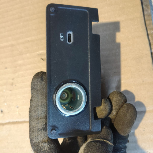 USB Порт Запалка Средна Конзола 3G5035718 Volkswagen Passat B9 1.5 eTSI 150кс 2024г Бензин